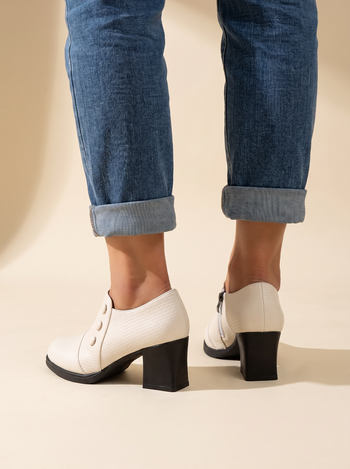 Edith comfortable pumps in White, back