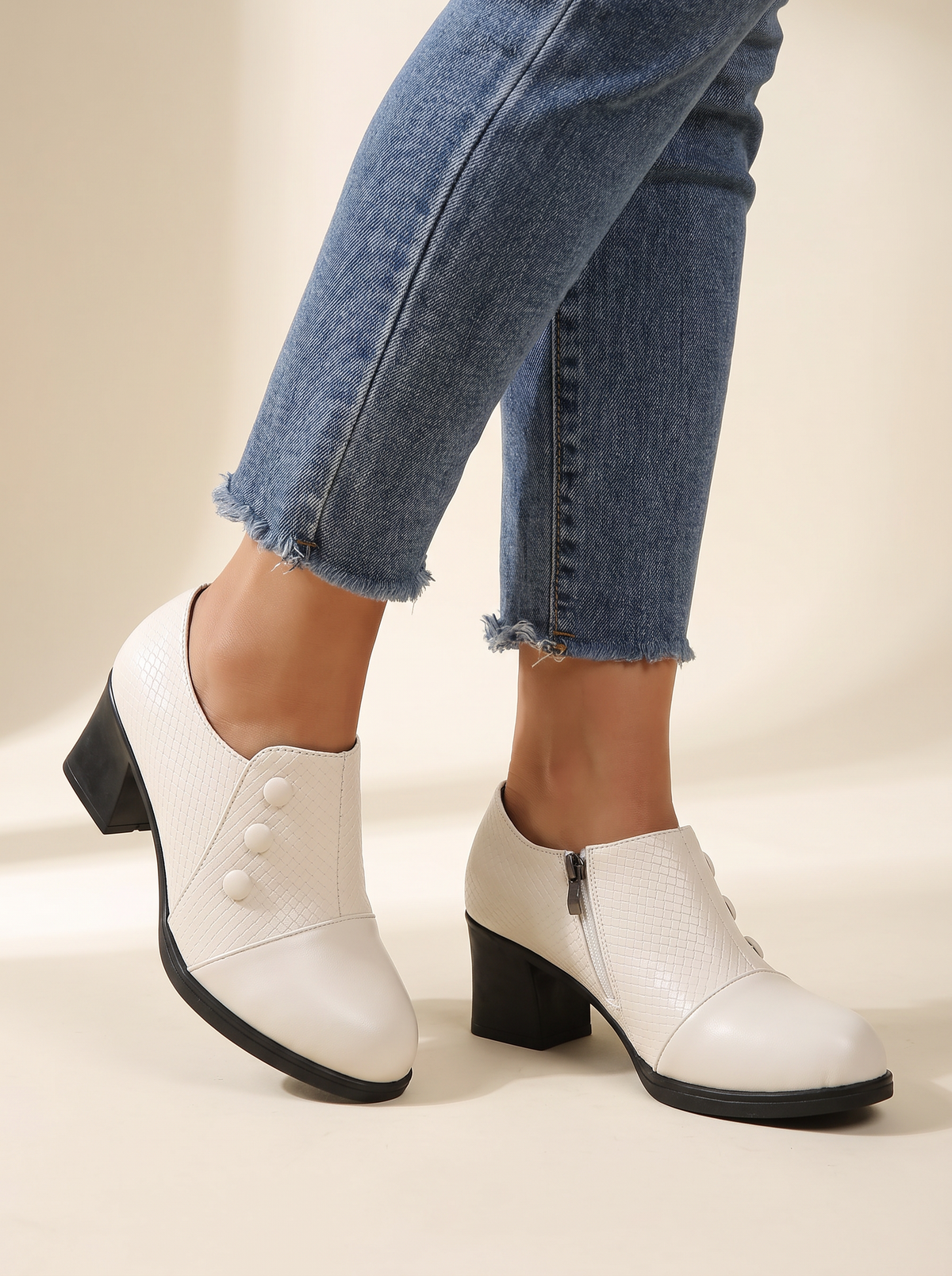 Edith comfortable pumps in White, front